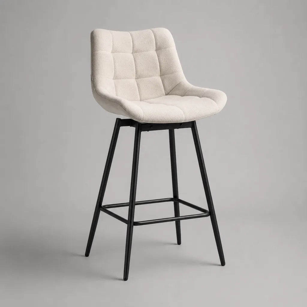 Sgabello da bar alto imbottito con schienale, rivestimento in tessuto bouclé, gambe in acciaio, bianco crema e nero, 54 × 57 × 101 cm