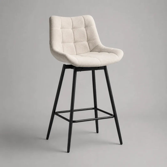 Sgabello da bar alto imbottito con schienale, rivestimento in tessuto bouclé, gambe in acciaio, bianco crema e nero, 54 × 57 × 101 cm