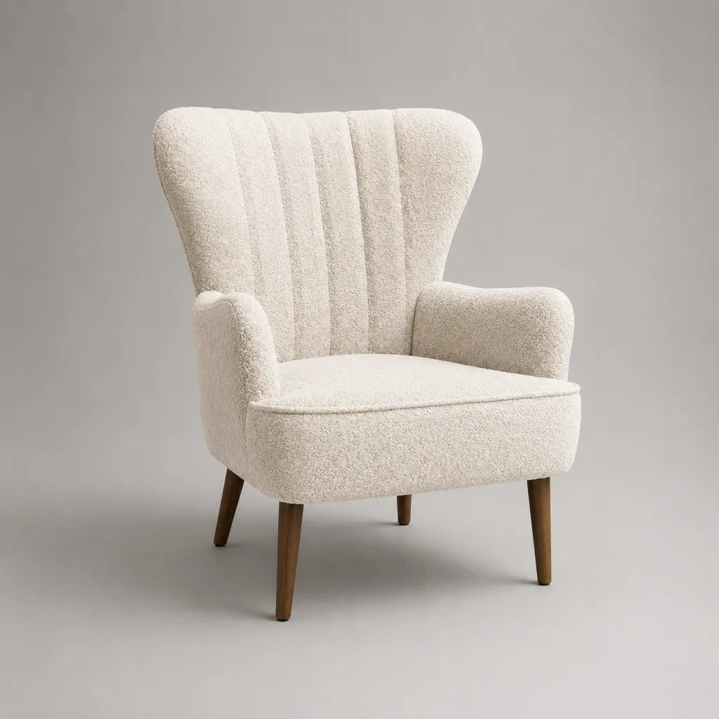 Poltrona bergère in tessuto bouclé avorio con schienale ad ali e gambe in legno, 80 x 82 x 103 cm