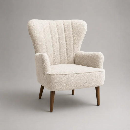 Poltrona bergère in tessuto bouclé avorio con schienale ad ali e gambe in legno, 80 x 82 x 103 cm